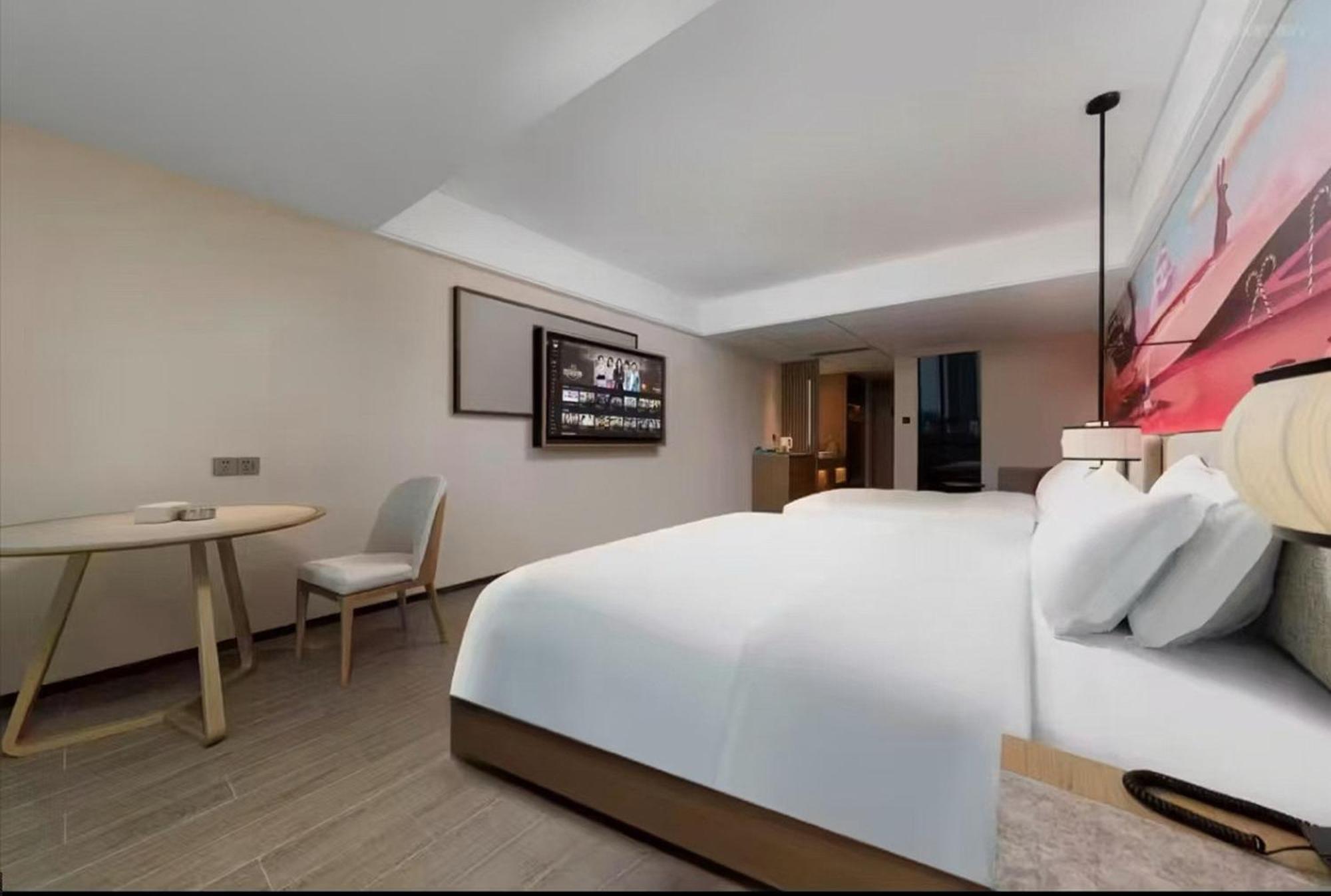 Mehood Lestie International Hotel Nancun Wanbo Metro Station Branch - Free Shuttle Bus To Canton Fair Complex During Canton Fair Period & Free Breakfast & Free Afternoon Tea & Free Midnight Snack & Free Vpn Internet Access Exteriör bild