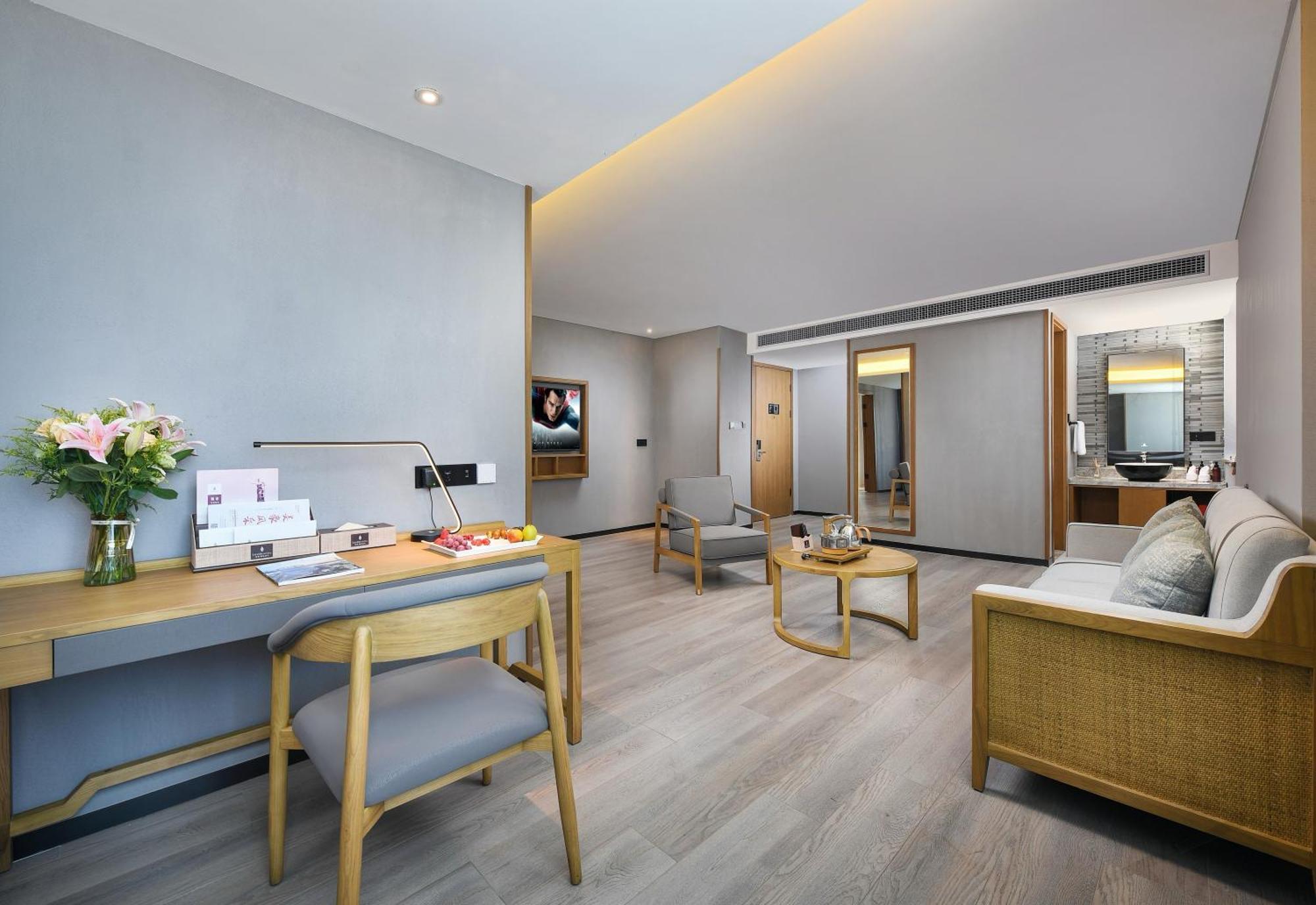 Mehood Lestie International Hotel Nancun Wanbo Metro Station Branch - Free Shuttle Bus To Canton Fair Complex During Canton Fair Period & Free Breakfast & Free Afternoon Tea & Free Midnight Snack & Free Vpn Internet Access Exteriör bild