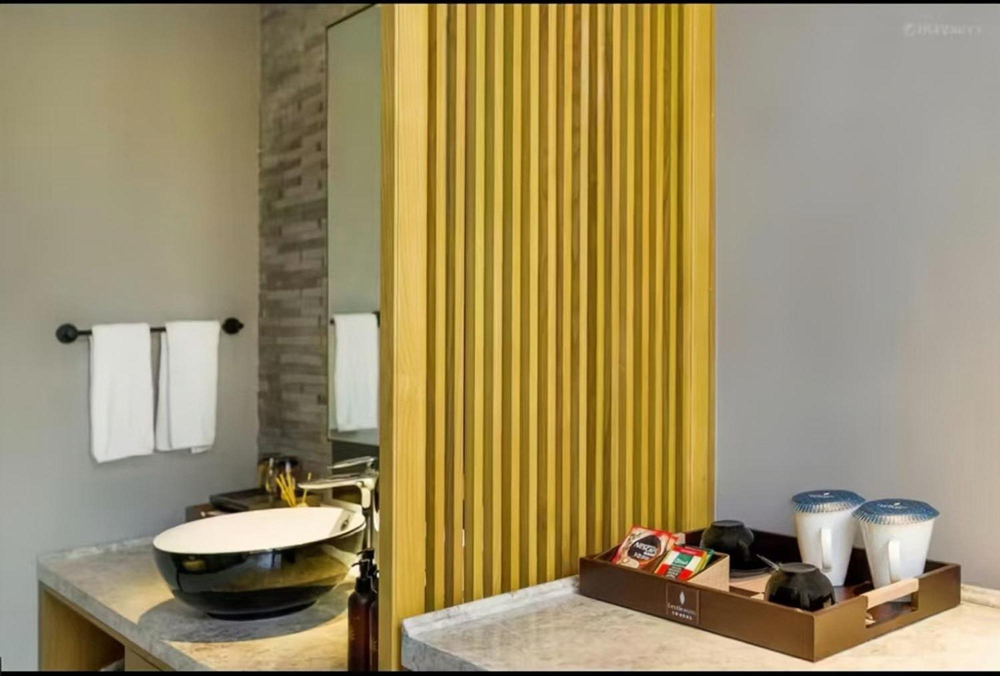 Mehood Lestie International Hotel Nancun Wanbo Metro Station Branch - Free Shuttle Bus To Canton Fair Complex During Canton Fair Period & Free Breakfast & Free Afternoon Tea & Free Midnight Snack & Free Vpn Internet Access Exteriör bild