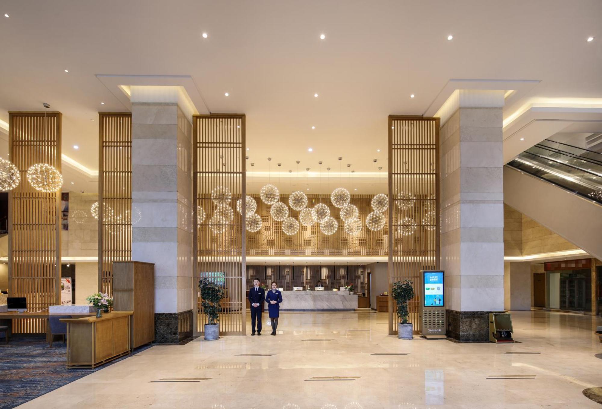 Mehood Lestie International Hotel Nancun Wanbo Metro Station Branch - Free Shuttle Bus To Canton Fair Complex During Canton Fair Period & Free Breakfast & Free Afternoon Tea & Free Midnight Snack & Free Vpn Internet Access Exteriör bild