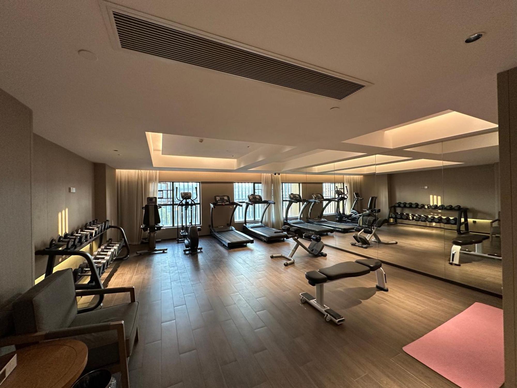 Mehood Lestie International Hotel Nancun Wanbo Metro Station Branch - Free Shuttle Bus To Canton Fair Complex During Canton Fair Period & Free Breakfast & Free Afternoon Tea & Free Midnight Snack & Free Vpn Internet Access Exteriör bild