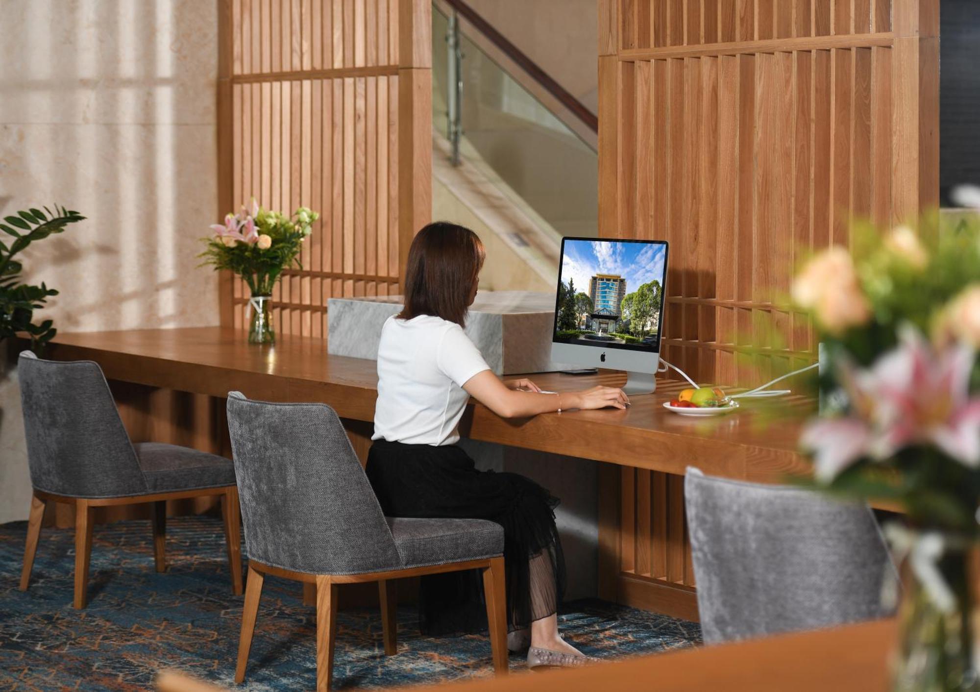 Mehood Lestie International Hotel Nancun Wanbo Metro Station Branch - Free Shuttle Bus To Canton Fair Complex During Canton Fair Period & Free Breakfast & Free Afternoon Tea & Free Midnight Snack & Free Vpn Internet Access Exteriör bild